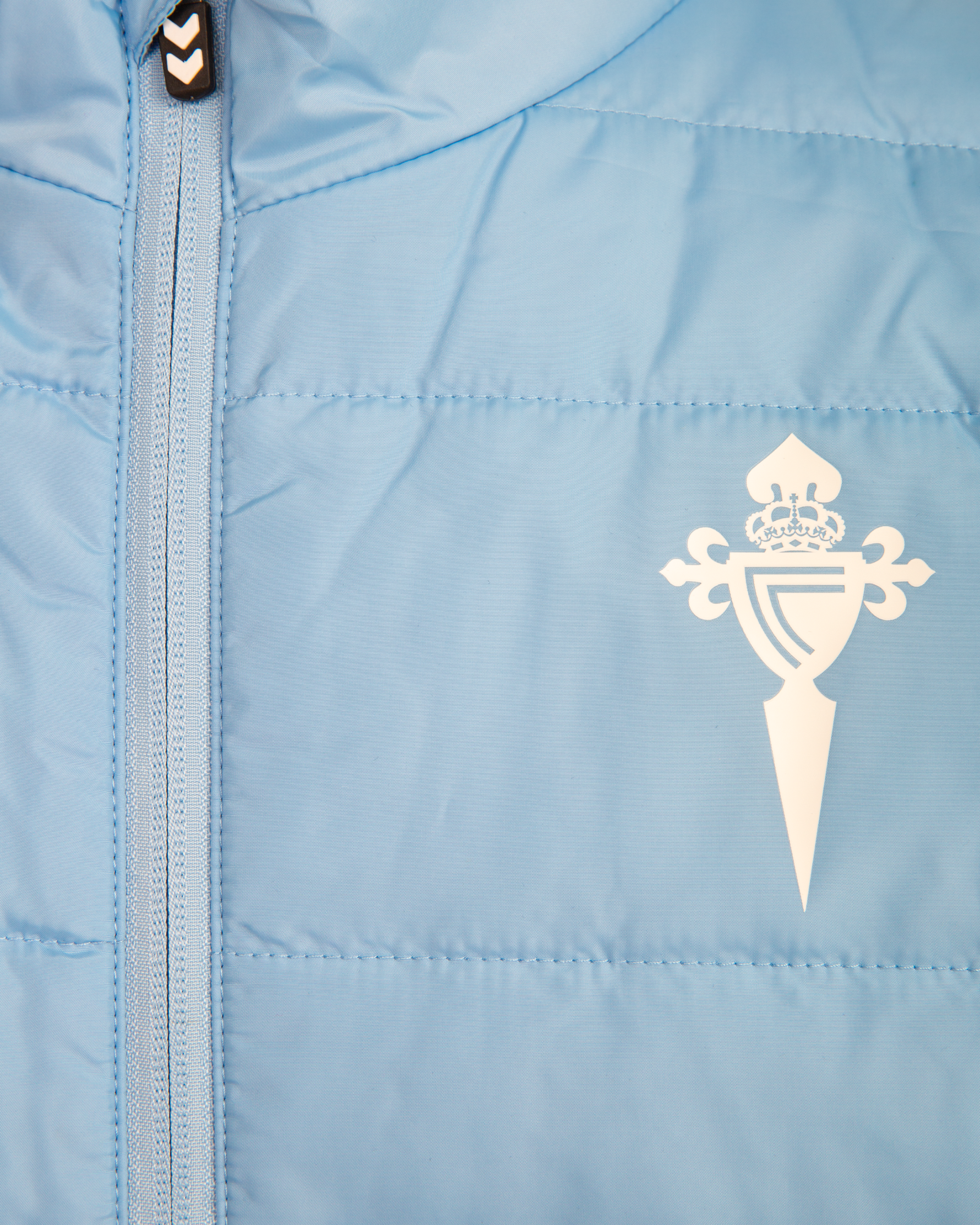 Foto de producto Chaleco Celeste Acolchado Lifestyle Disponible en la Tienda del Celta FC