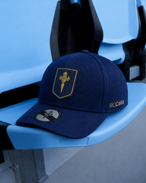 Foto de producto Gorra Premium Navy Gold Disponible en la Tienda del Celta FC