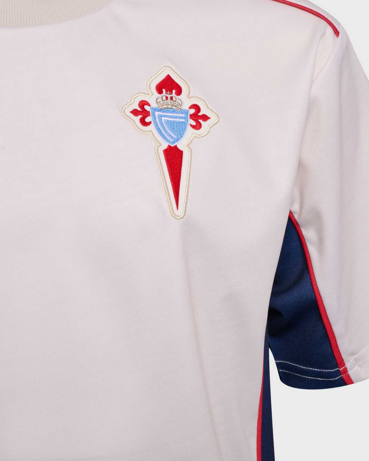 Camiseta Branca Infantil Paseo Xogador 26/27 Disponible en la Tienda del Celta FC