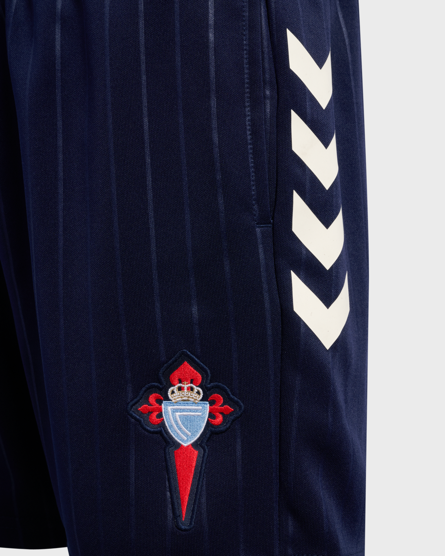 Pantalón Curto Infatil  Paseo Xogador 26/27 Disponible en la Tienda del Celta FC