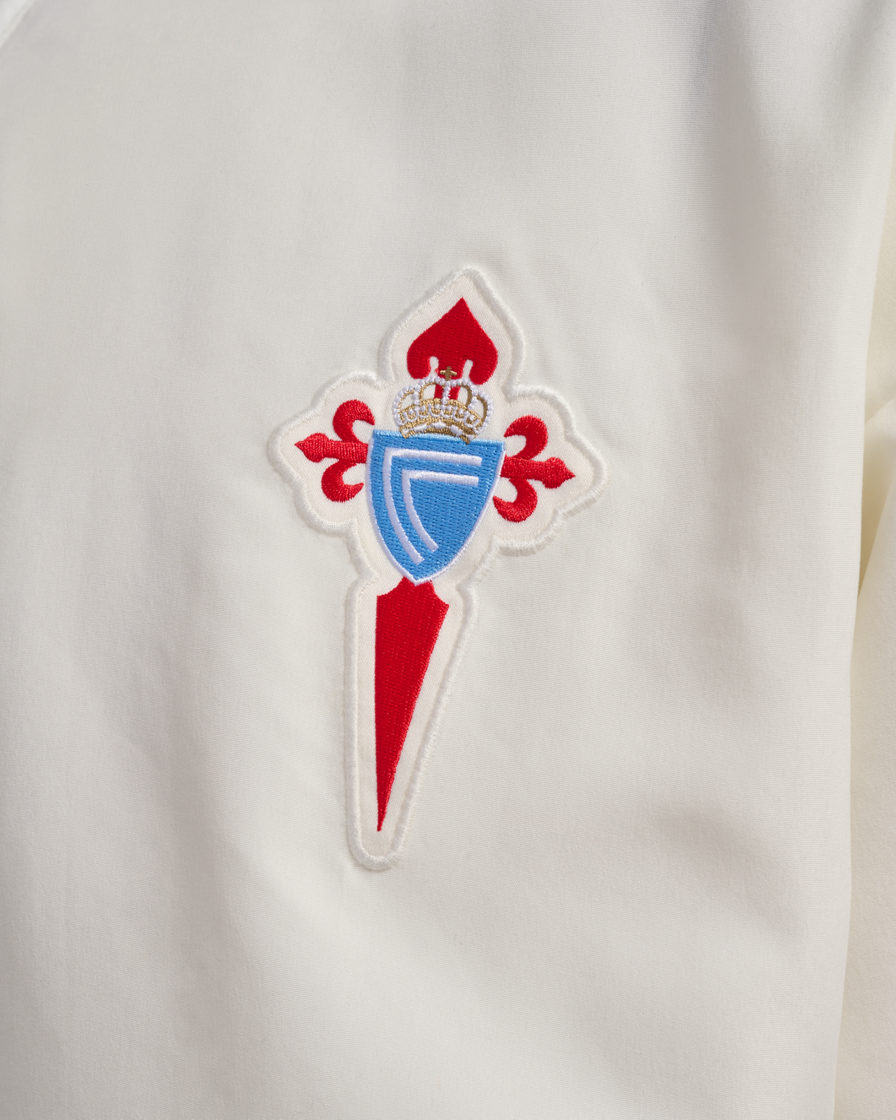 Chaqueta Branca Infantil Paseo Xogador 26/27 Disponible en la Tienda del Celta FC