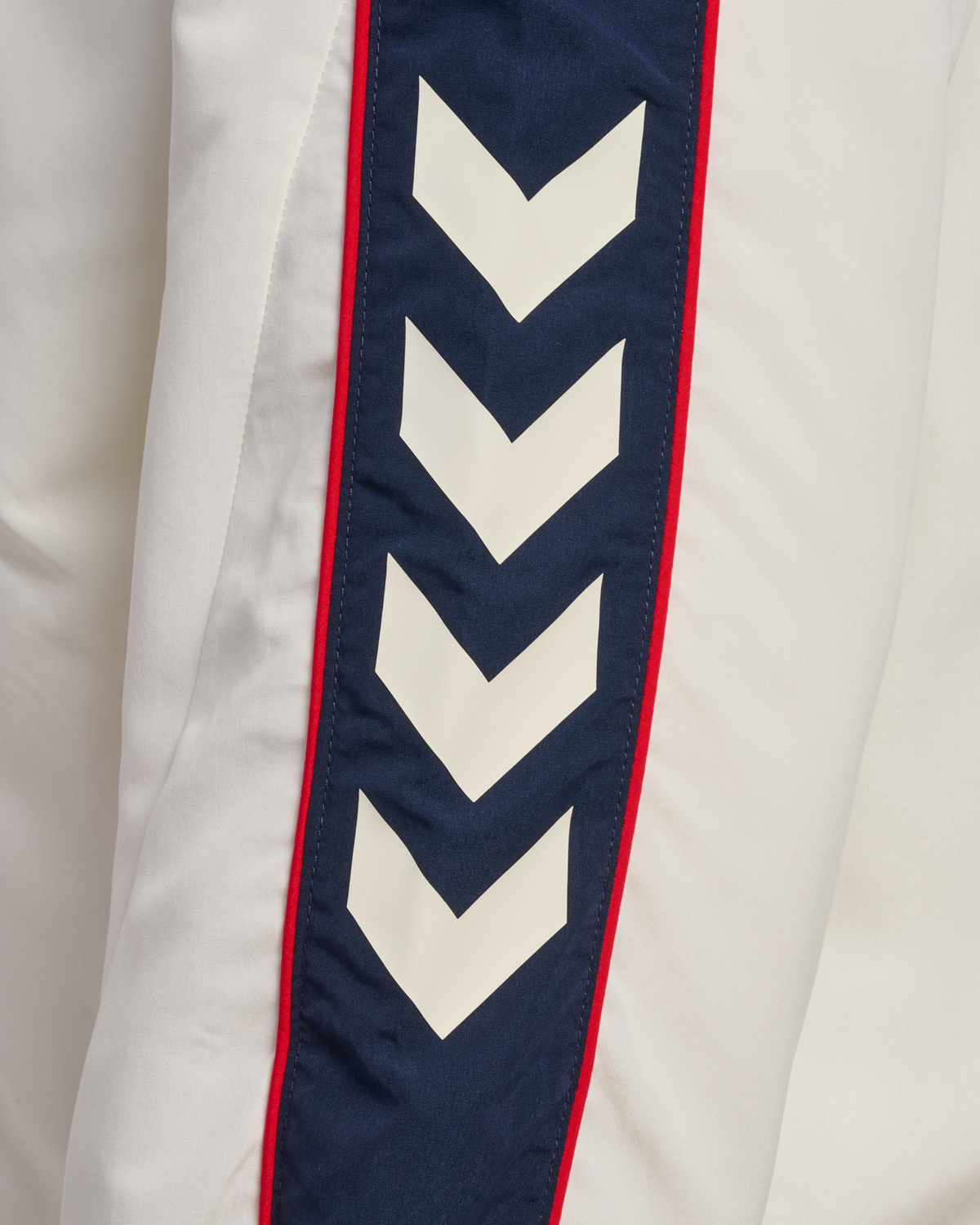 Chaqueta Branca Infantil Paseo Xogador 26/27 Disponible en la Tienda del Celta FC