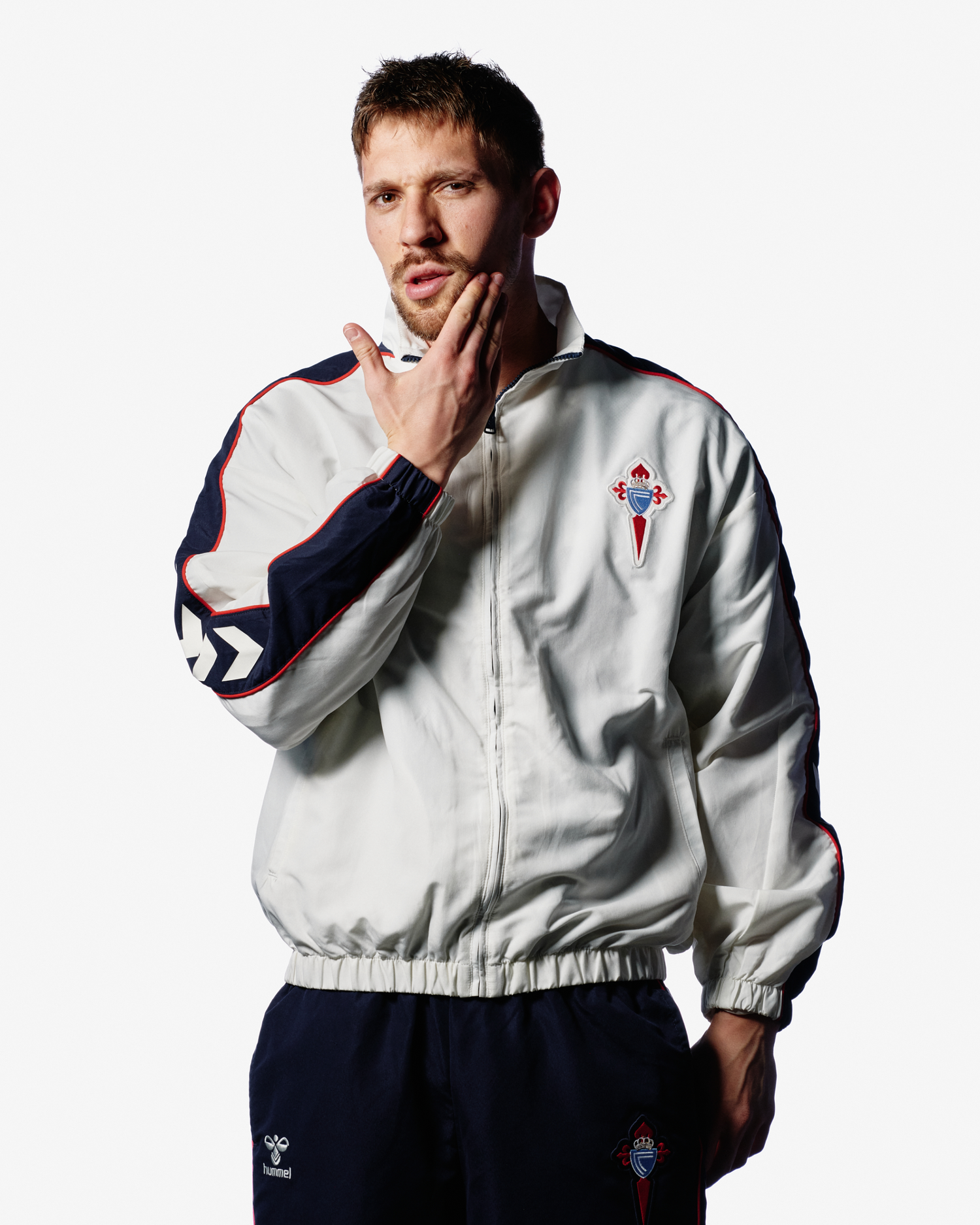 Chaqueta Branca Infantil Paseo Xogador 26/27 Disponible en la Tienda del Celta FC