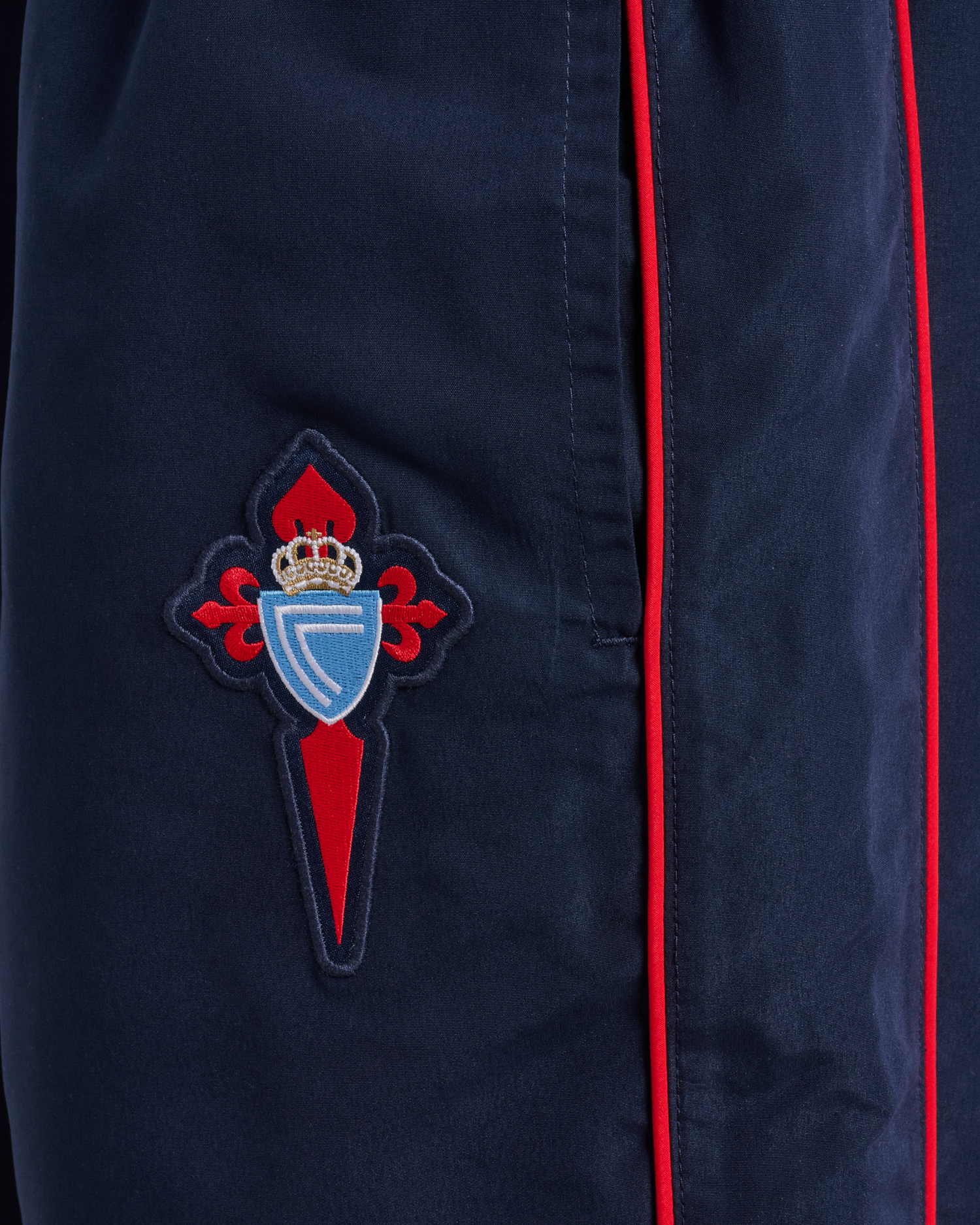 Pantalón Longo Infantil Paseo Xogador 26/27 Disponible en la Tienda del Celta FC