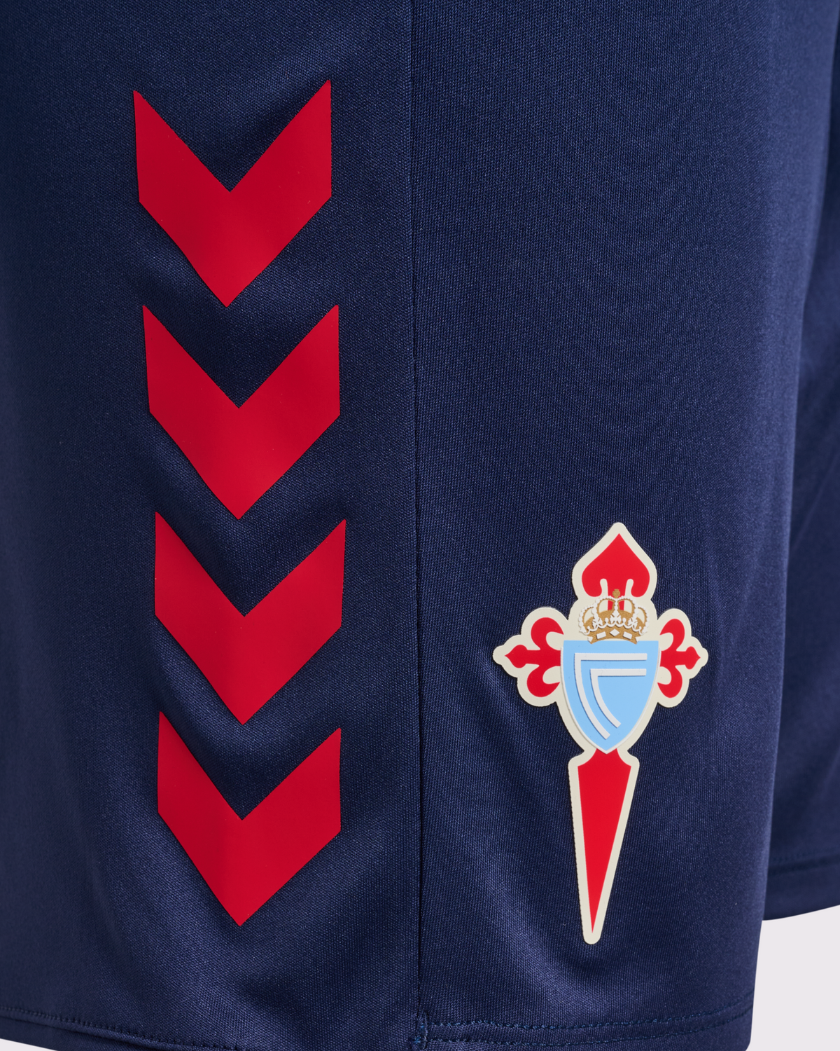 Pantalón Curto Infantil Adestramento Xogador 26/27 Disponible en la Tienda del Celta FC