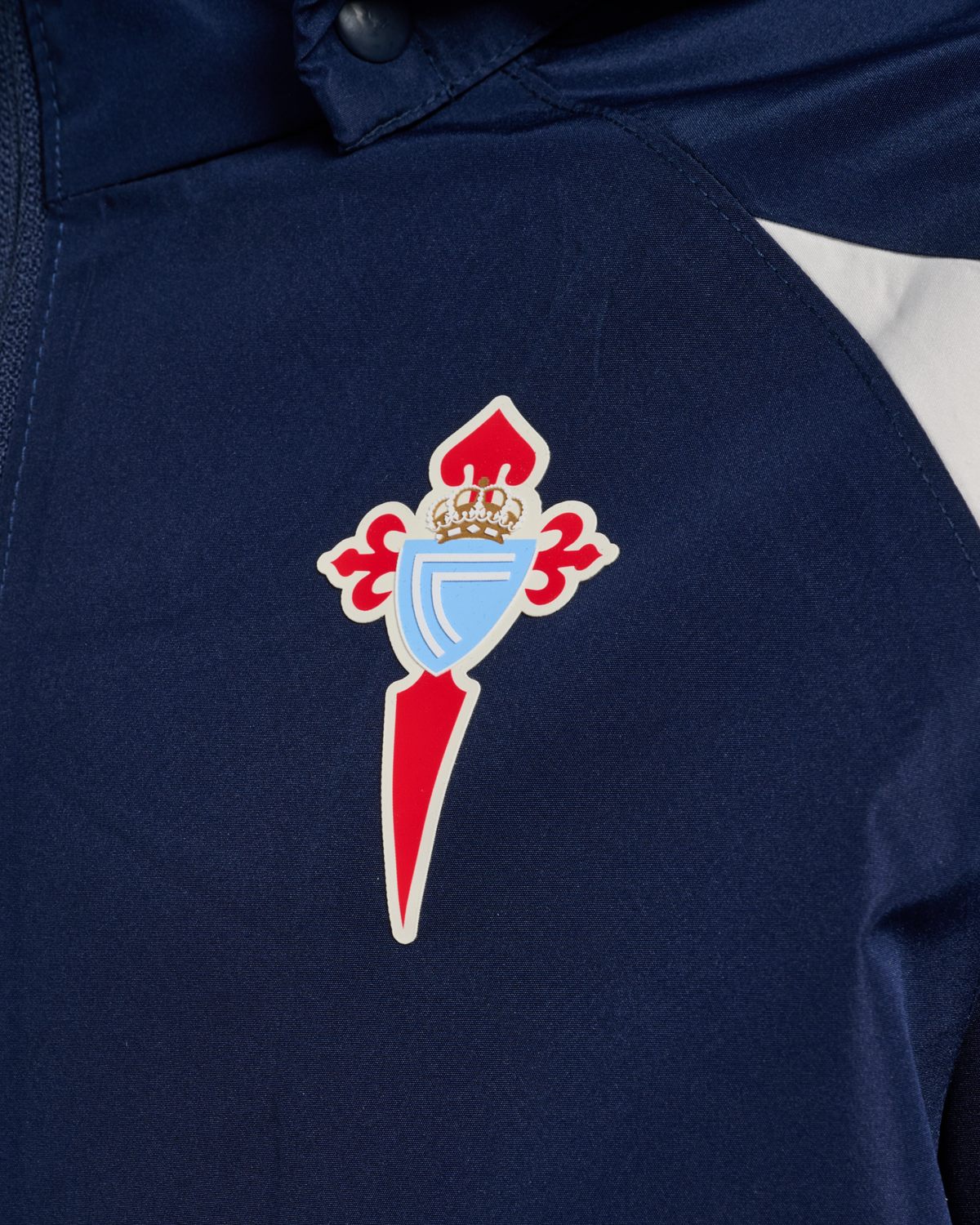 Chuvasqueiro Infantil Adestramento Staff 26/27 Disponible en la Tienda del Celta FC
