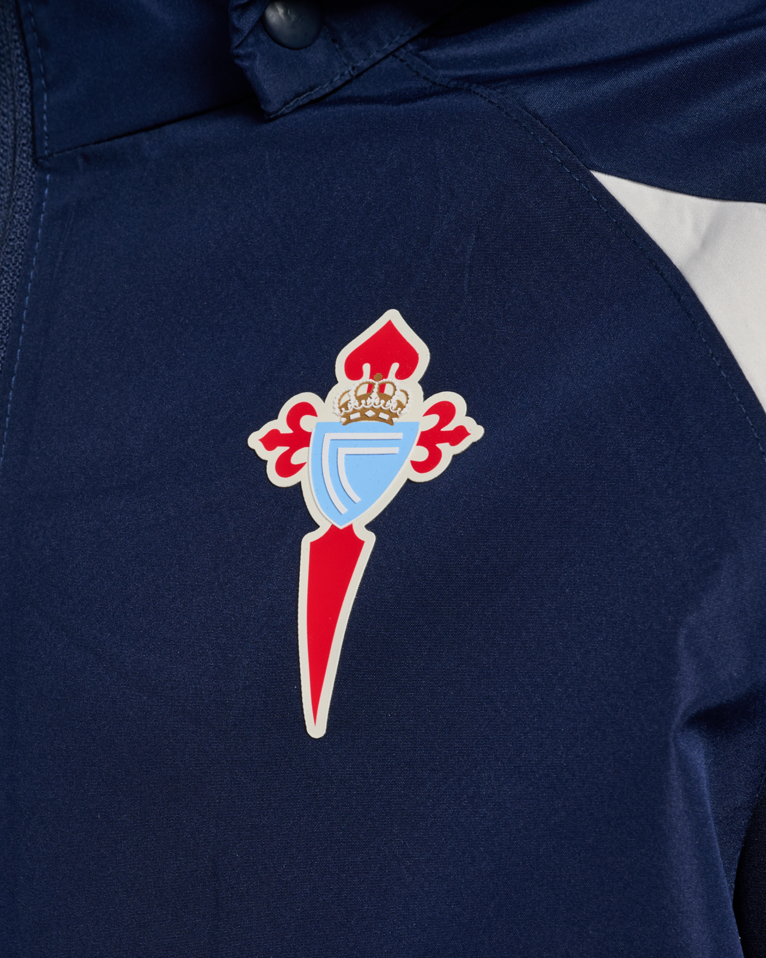 Chuvasqueiro Infantil Adestramento Staff 26/27 Disponible en la Tienda del Celta FC