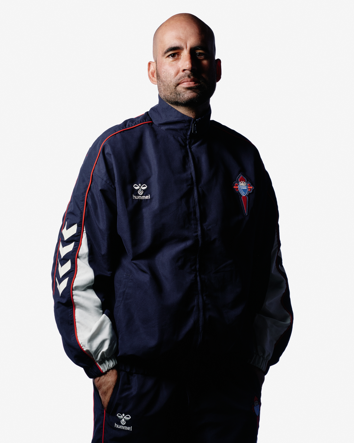 Chaqueta Mariño Paseo Staff 26/27 Disponible en la Tienda del Celta FC