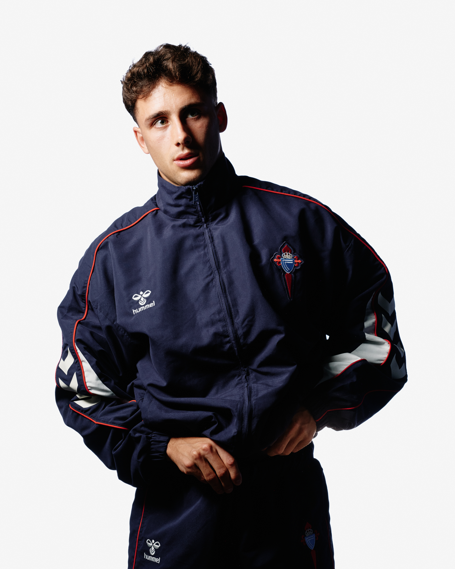 Chaqueta Mariño Paseo Staff 26/27 Disponible en la Tienda del Celta FC