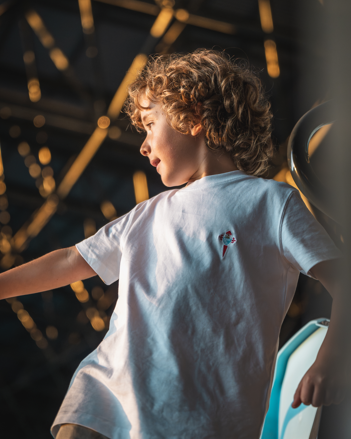 CHILD'S WHITE T-SHIRT EMBROIDERED CREST